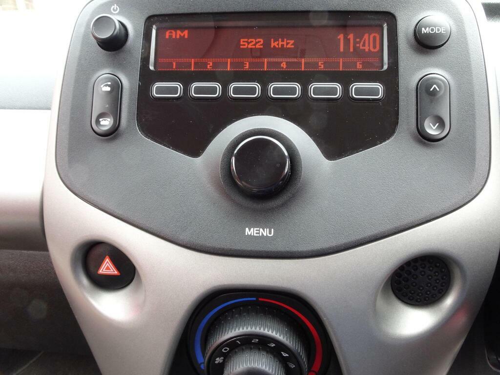 Toyota Aygo Hatchback Vvt White #10