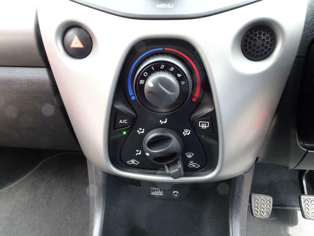 Toyota Aygo Hatchback Vvt White #11
