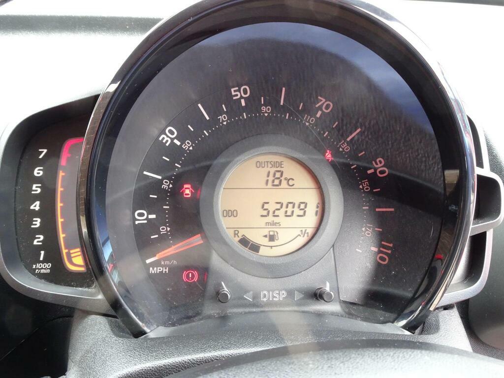 Toyota Aygo Hatchback Vvt White #9