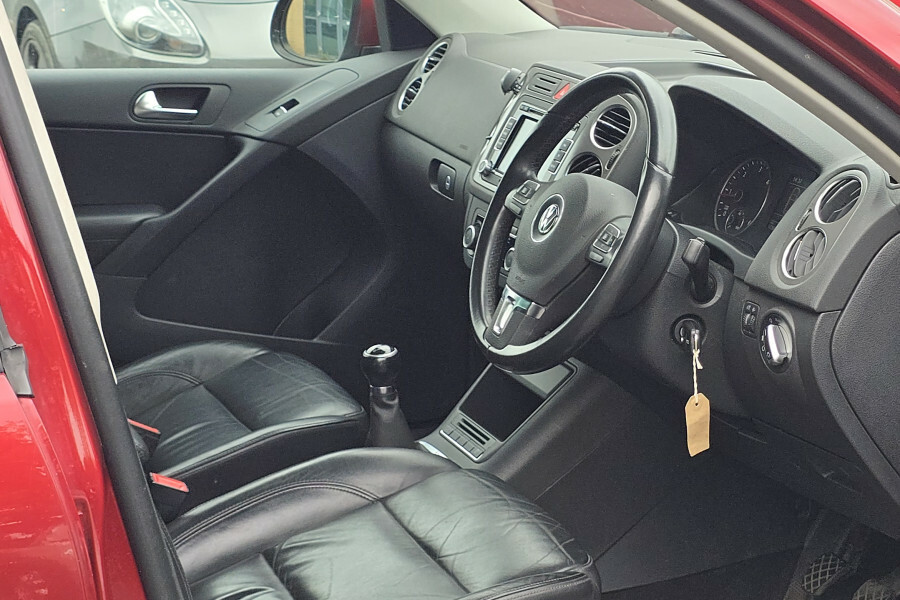 Volkswagen Tiguan S Black #9