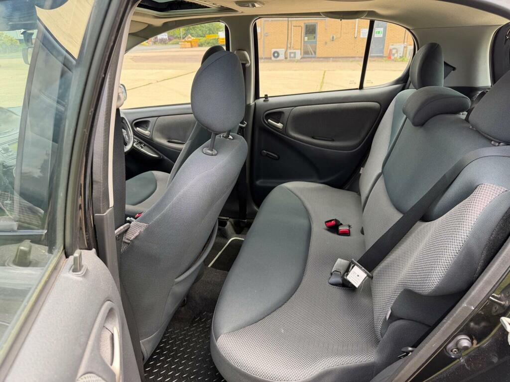 Toyota Yaris Hatchback Red #31