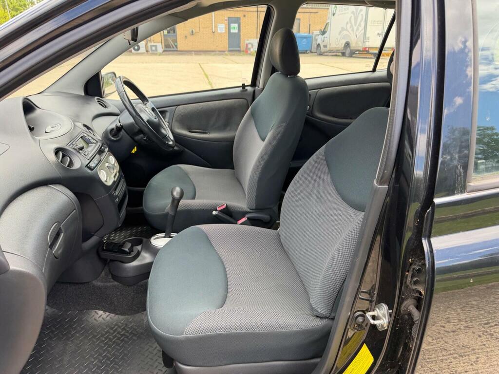 Toyota Yaris Hatchback Red #40