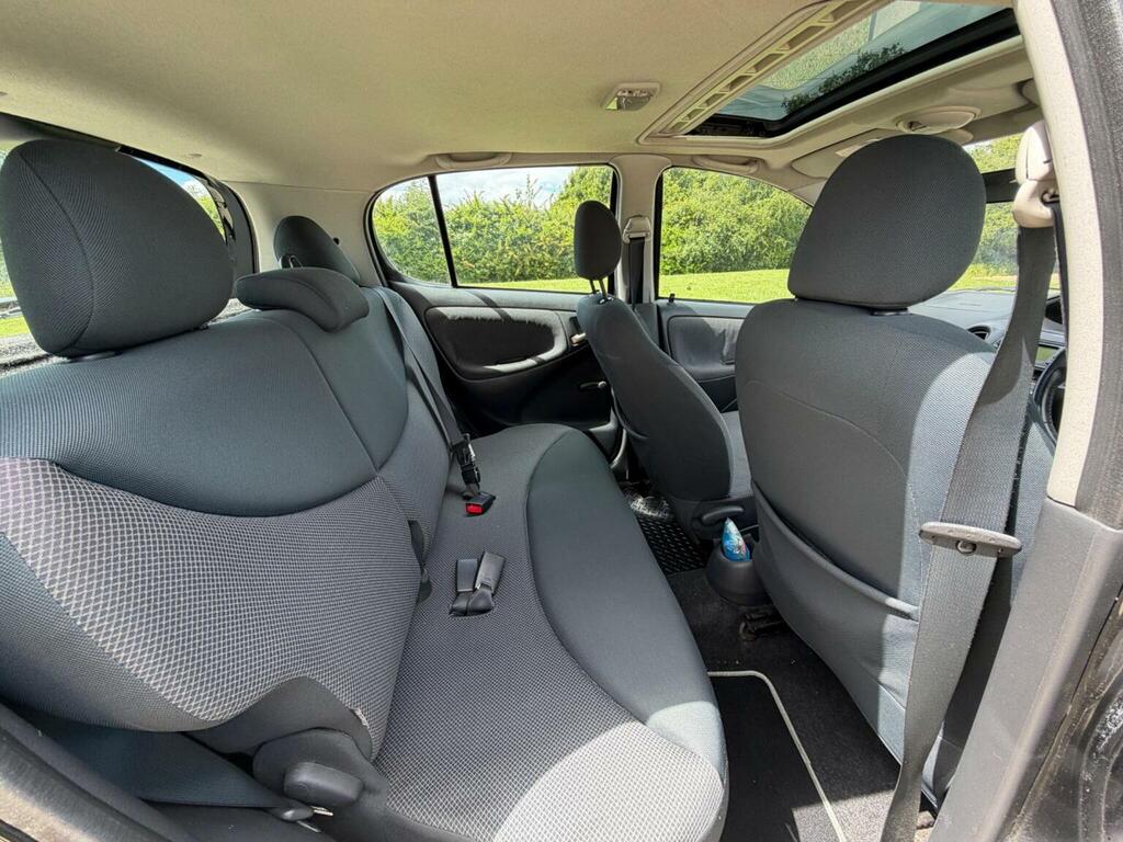 Toyota Yaris Hatchback Red #28