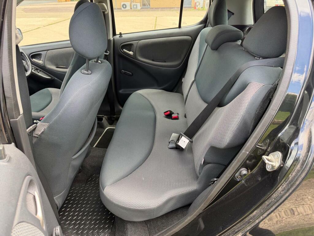 Toyota Yaris Hatchback Red #32