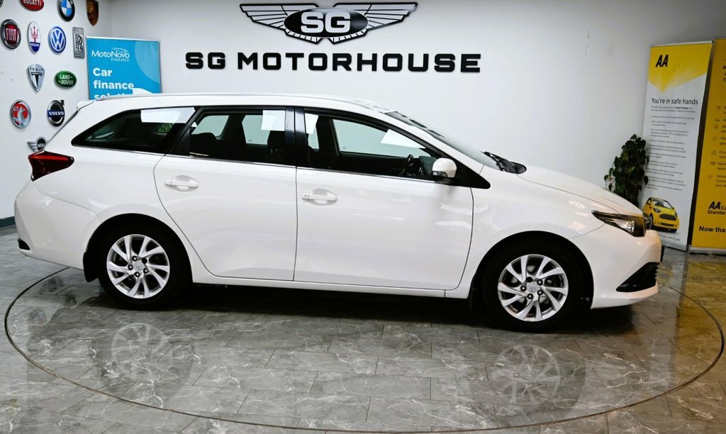 Toyota Auris 1.6L Icon White #6