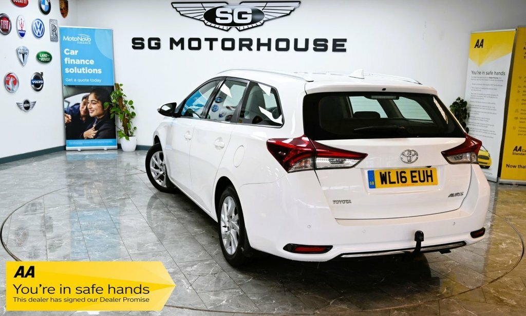 Toyota Auris 1.6L Icon White #2