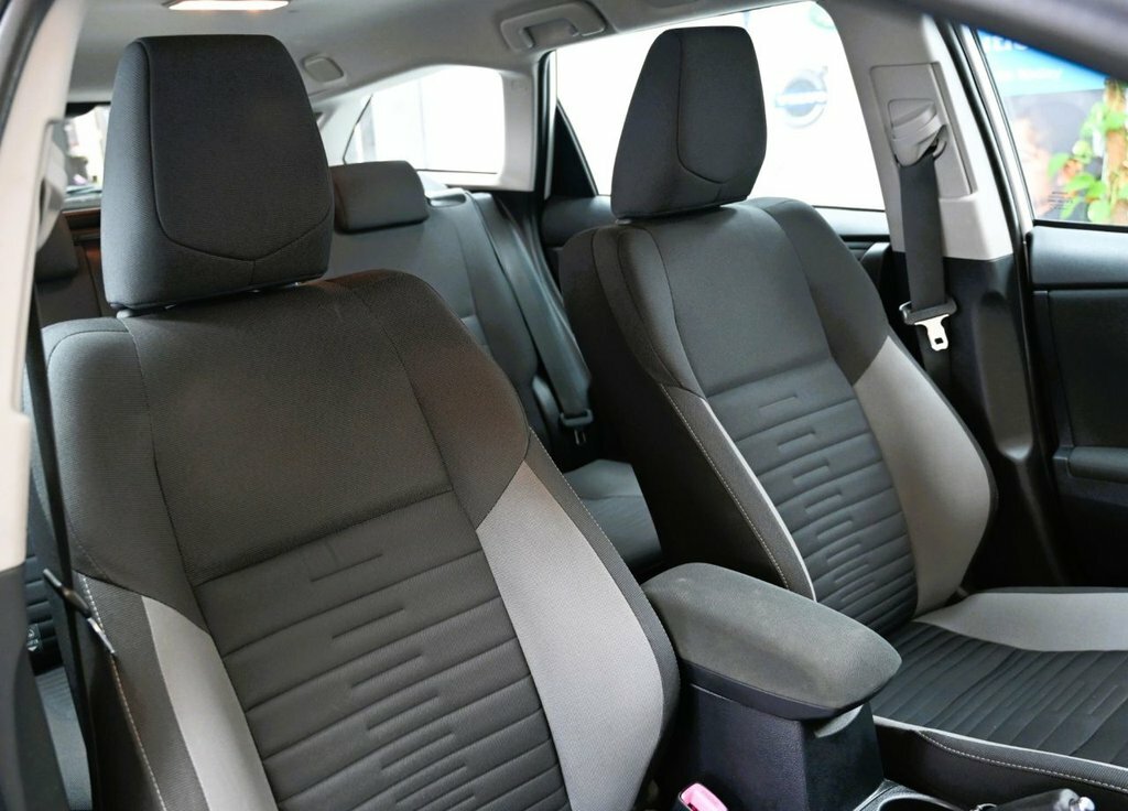 Toyota Auris 1.6L Icon White #4