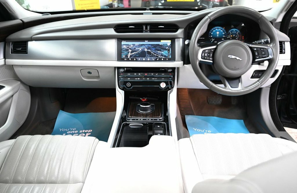 Jaguar XF 2L Portfolio Black #2