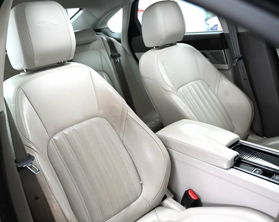 Jaguar XF 2L Portfolio Black #3