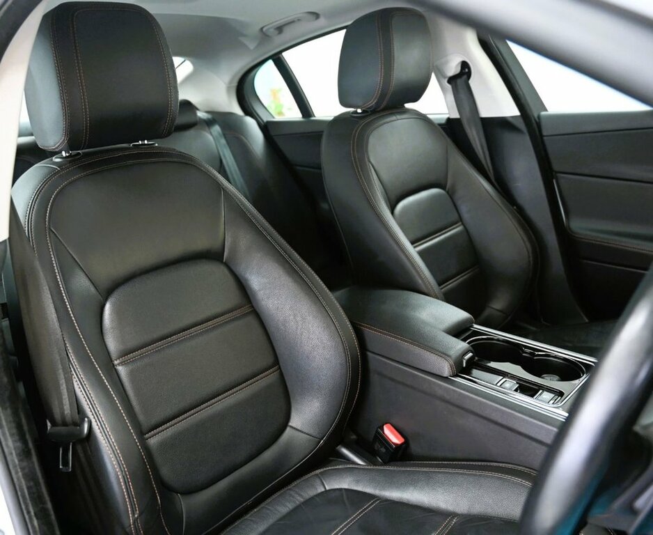 Jaguar XE 2L Prestige White #3