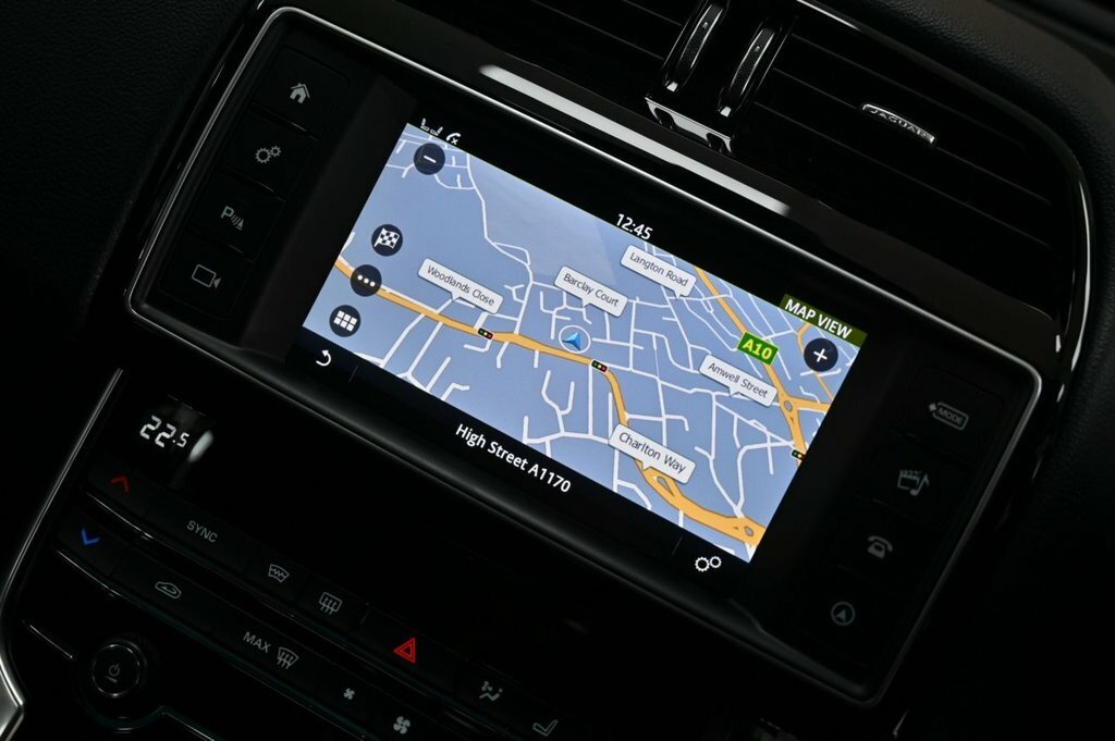 Jaguar XE 2L Prestige White #4
