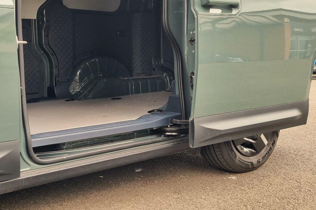 Kia PV5 Long Range 71.2Kwh Plus Cargo Panel Van L2 Green #11