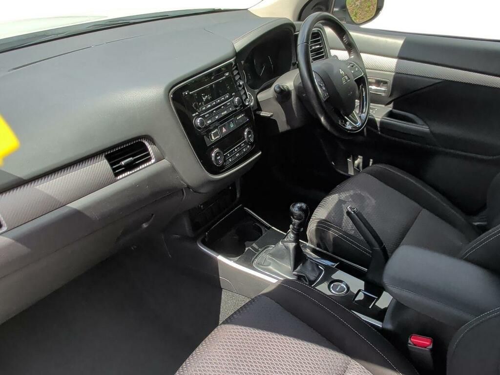 Mitsubishi Outlander Phev 4H 5-Door White #15