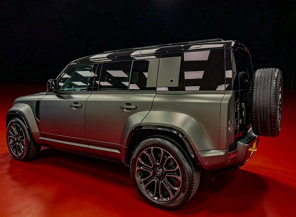 Land Rover Defender 110 Octa Edition One Green #4