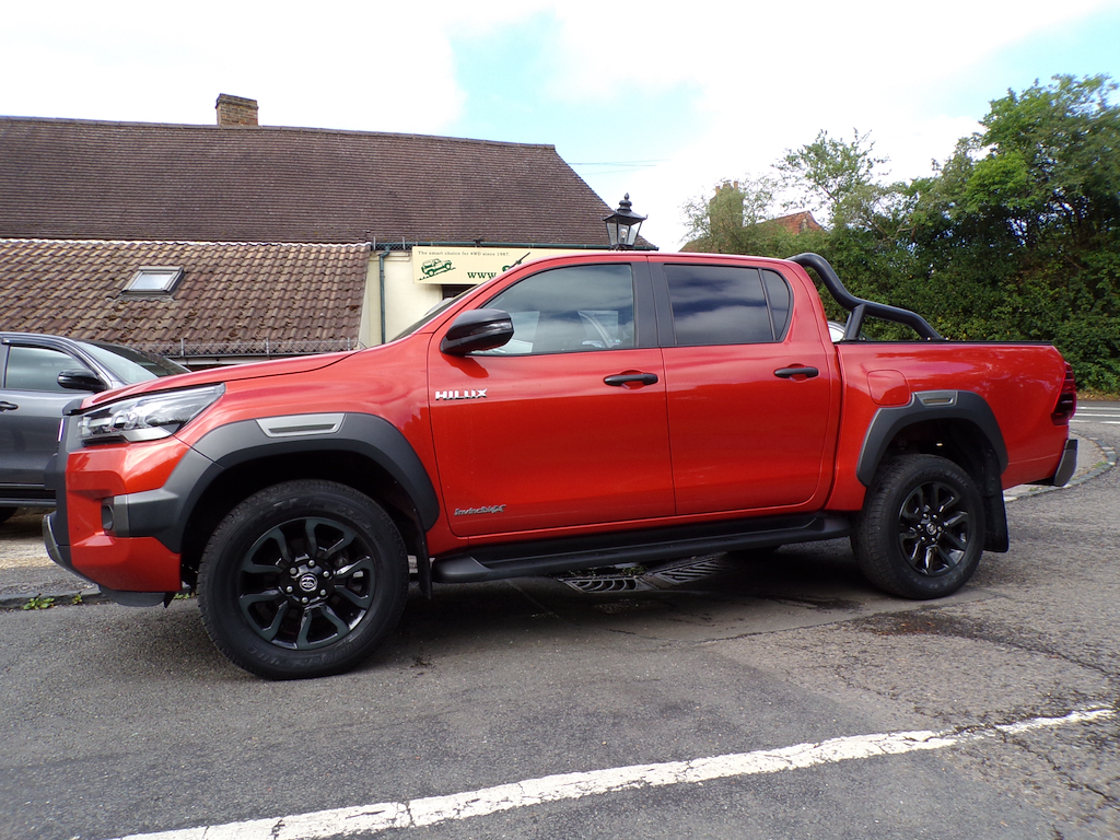 Toyota HILUX 2.8 D-4d Invincible X Pickup Double Cab Orange #2