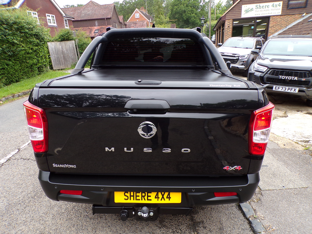 SsangYong Musso D Saracen White #11