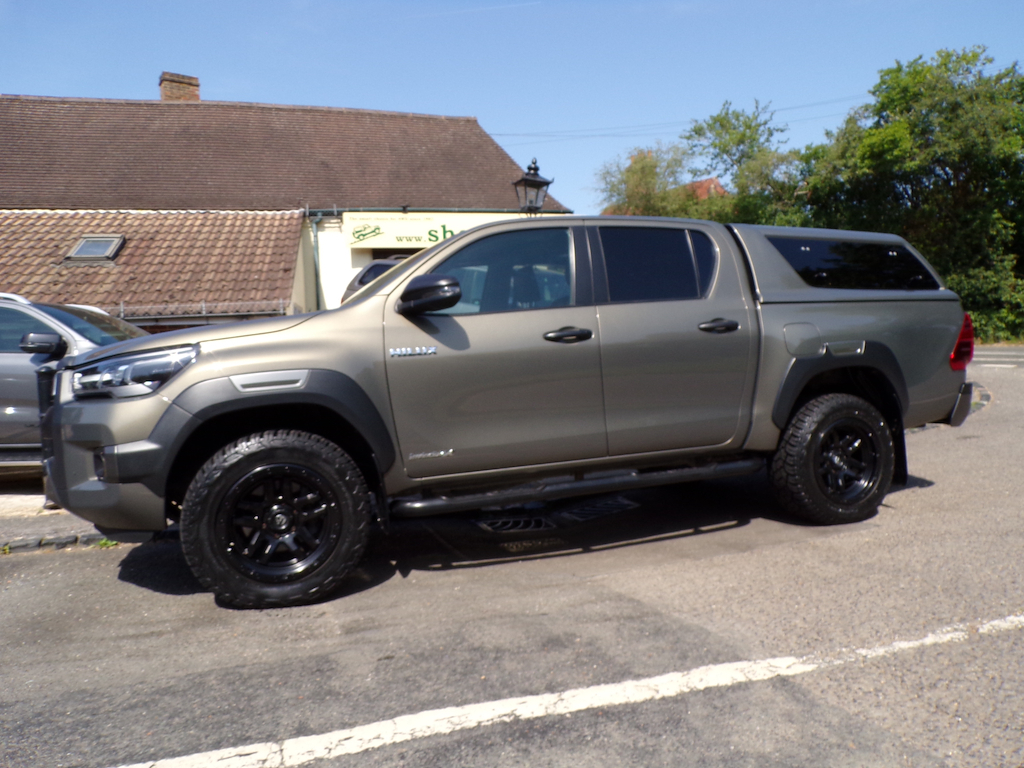 Toyota HILUX 2.8 D-4d Invincible X Pickup Double Cab GF72UXE Brown #2