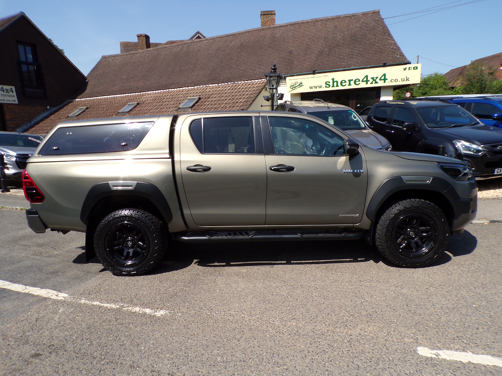 Toyota HILUX 2.8 D-4d Invincible X Pickup Double Cab GF72UXE Brown #4