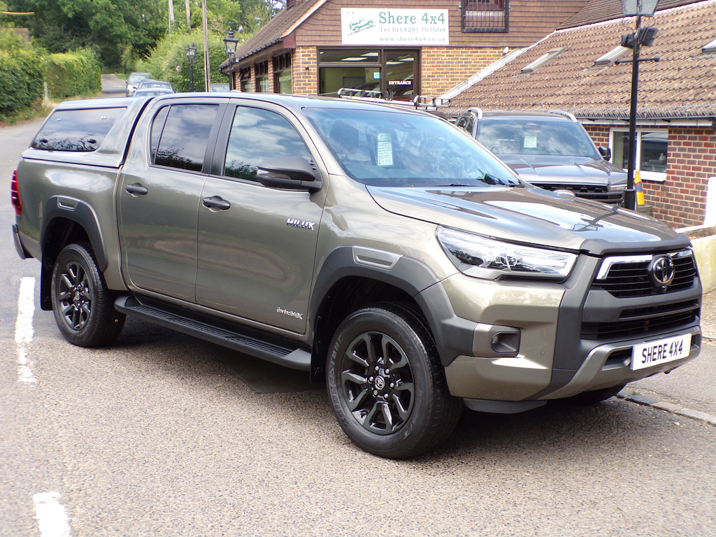 Toyota HILUX 2.8 D-4d Invincible X Pickup Double Cab BK24HUO Brown