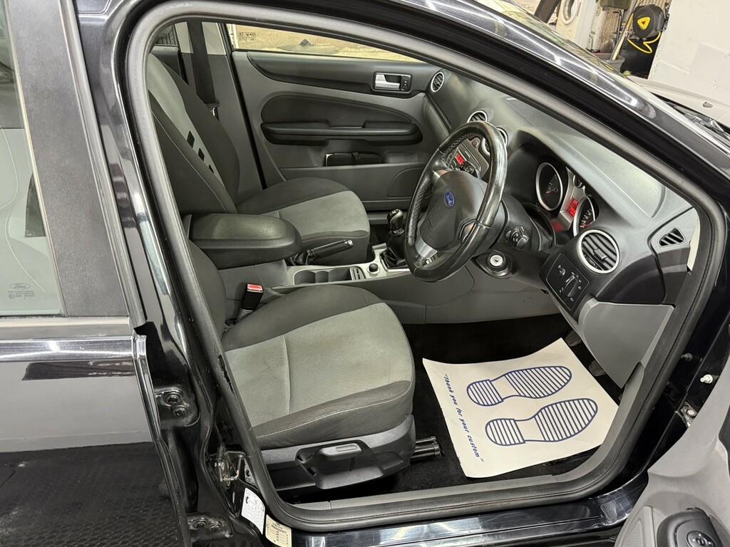 Ford Focus 1.8 Zetec Silver Hatchback U994 Silver #14