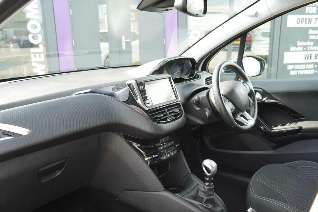 Peugeot 208 1.2 Puretech Tech Edition Euro 6 Ss KV19EYA White #2