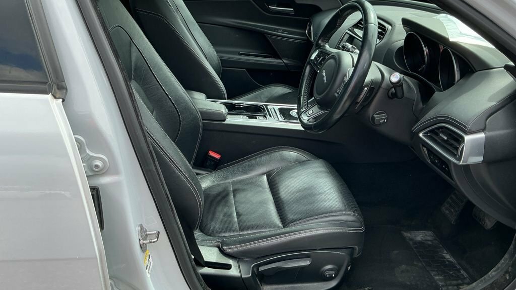 Jaguar XE 2L R-sport OW16ROU White #3