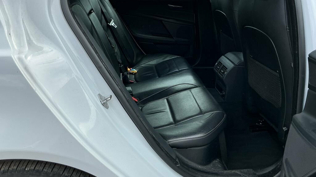 Jaguar XE 2L R-sport OW16ROU White #5