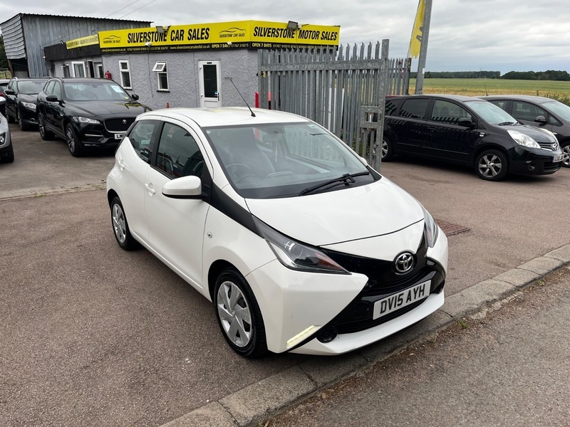 Toyota Aygo Vvt-i X-play White #2