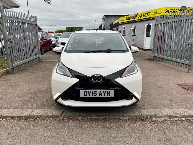 Toyota Aygo Vvt-i X-play White #3