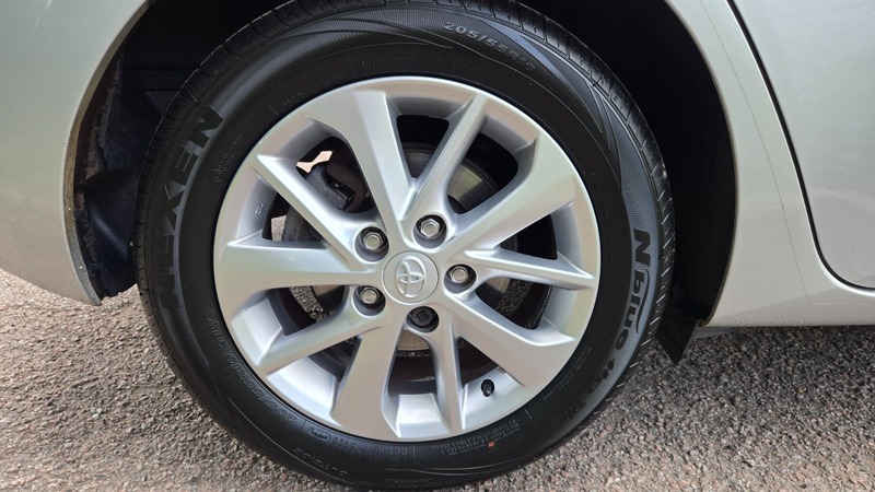 Toyota Auris Hatchback Grey #36