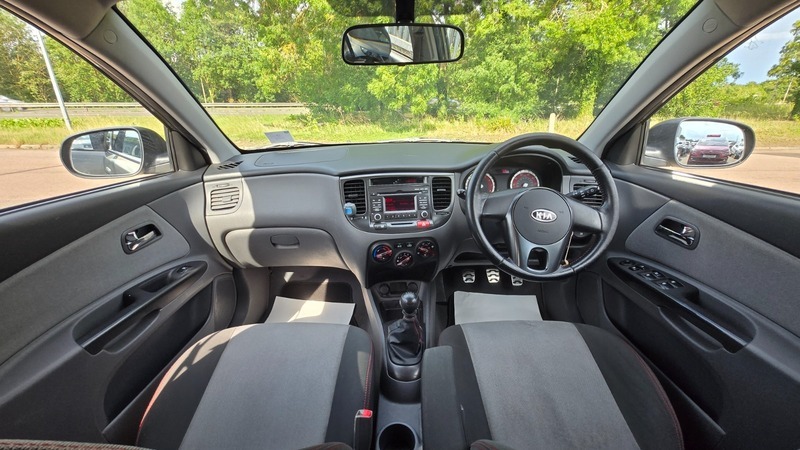 Kia RIO 1.4 1 Hatchback 150 Gkm, 95 Bh Silver #24