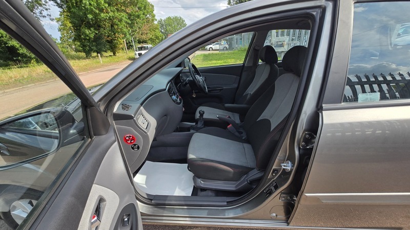 Kia RIO 1.4 1 Hatchback 150 Gkm, 95 Bh Silver #22