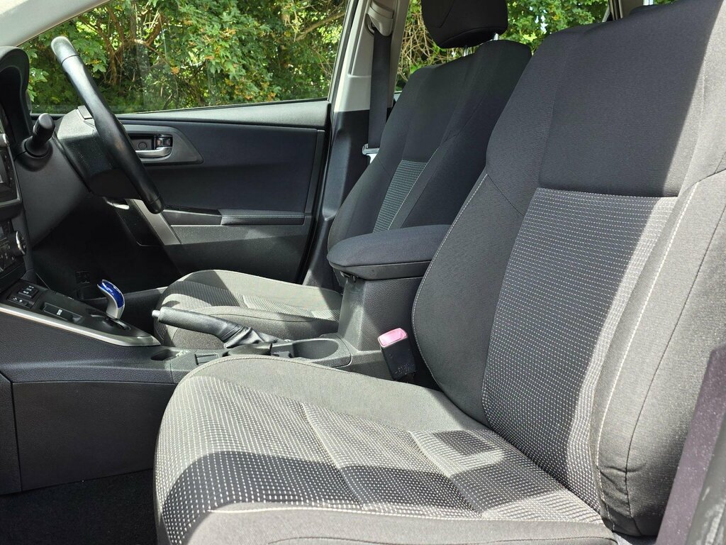 Toyota Auris Auris White #19