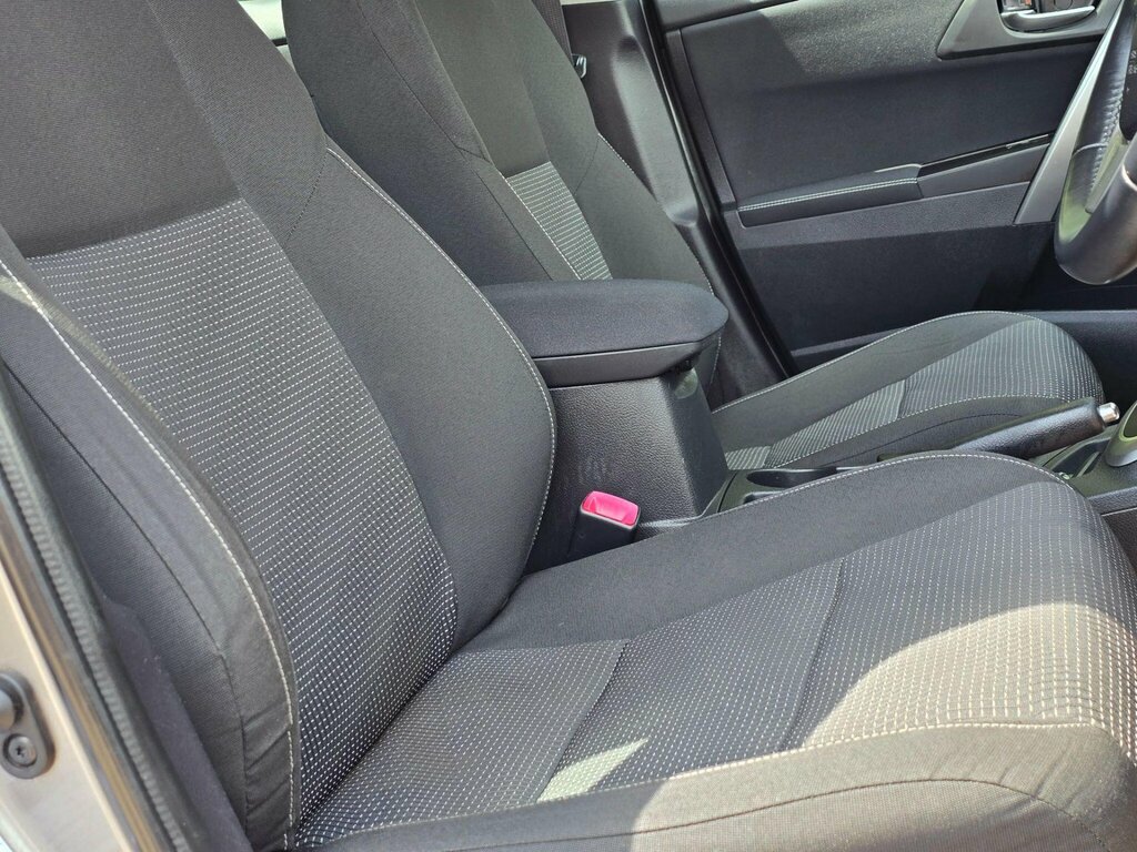 Toyota Auris Auris White #7