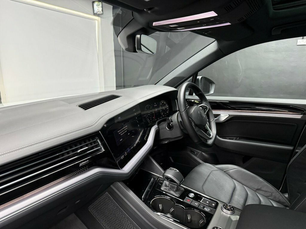 Volkswagen Touareg Suv White #2