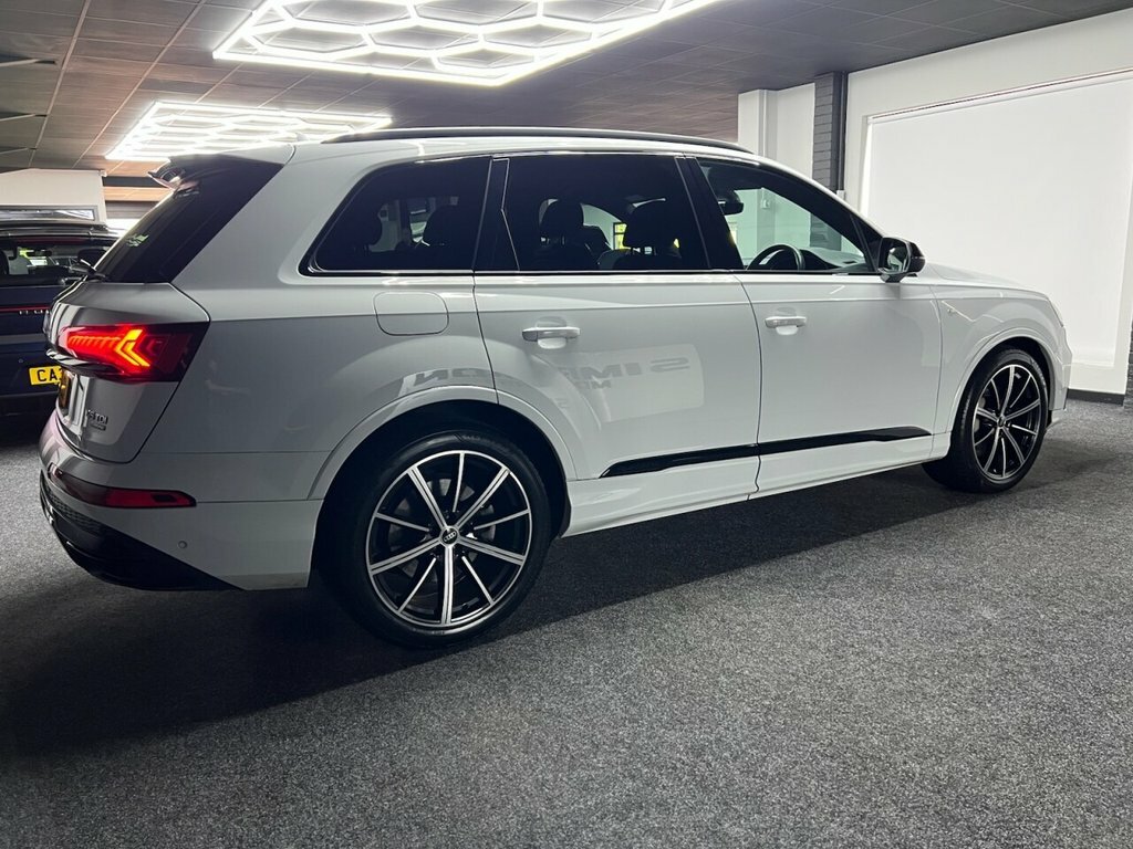 Audi Q7 3L Black Edition YB22LCV White #5