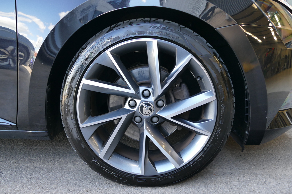 Skoda Superb 2.0 Tdi Cr 190 Sport Line 4X4 Dsg 7 Speed 1 Black #5