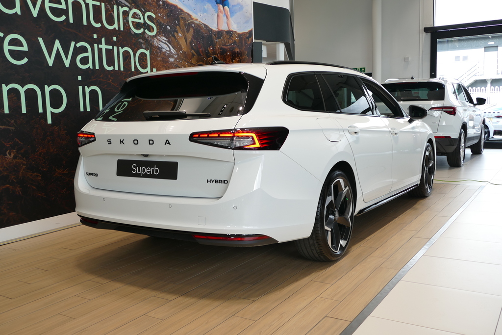 Skoda Superb Superb Estate Sportline 1.5 Tsi E-tec 150 Ps Dsg White #3