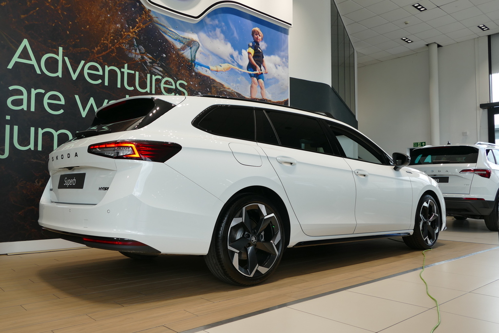 Skoda Superb Superb Estate Sportline 1.5 Tsi E-tec 150 Ps Dsg White #6