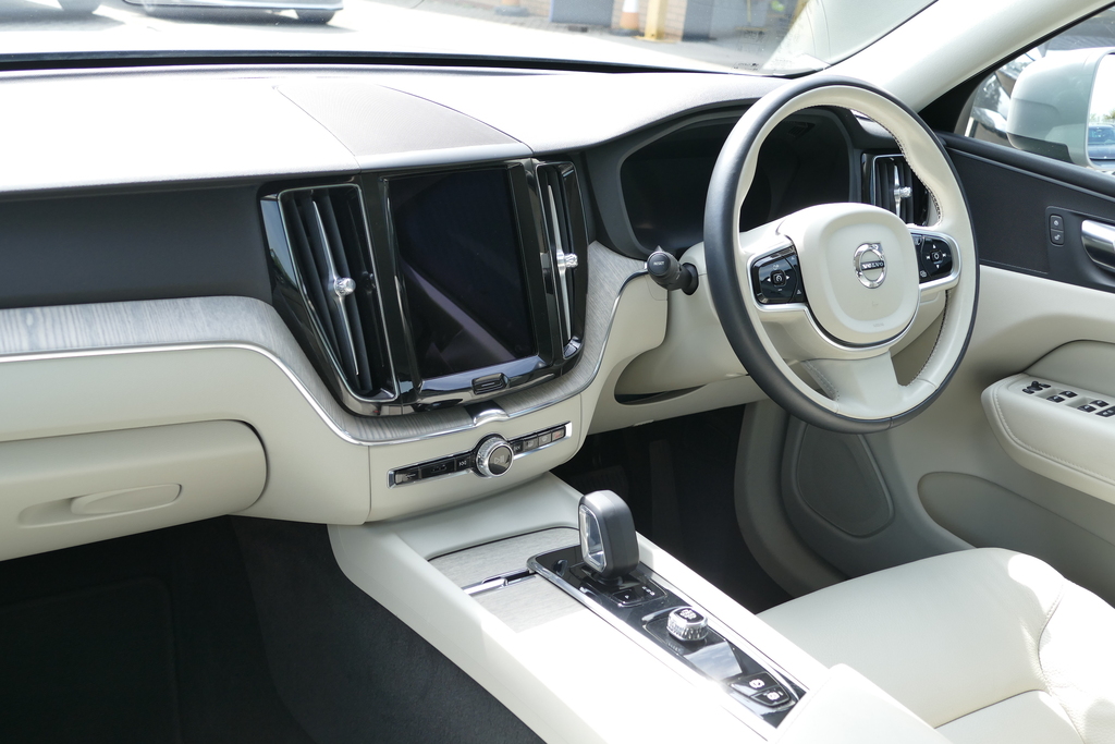 Volvo XC60 2.0 B5p Core Awd Geartronic 0 Ps Silver #2