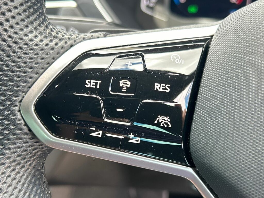 Volkswagen Tiguan Active White #15
