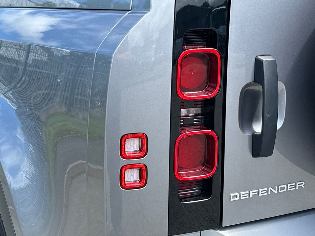 Land Rover Defender 90 X-dynamic Se Black #26