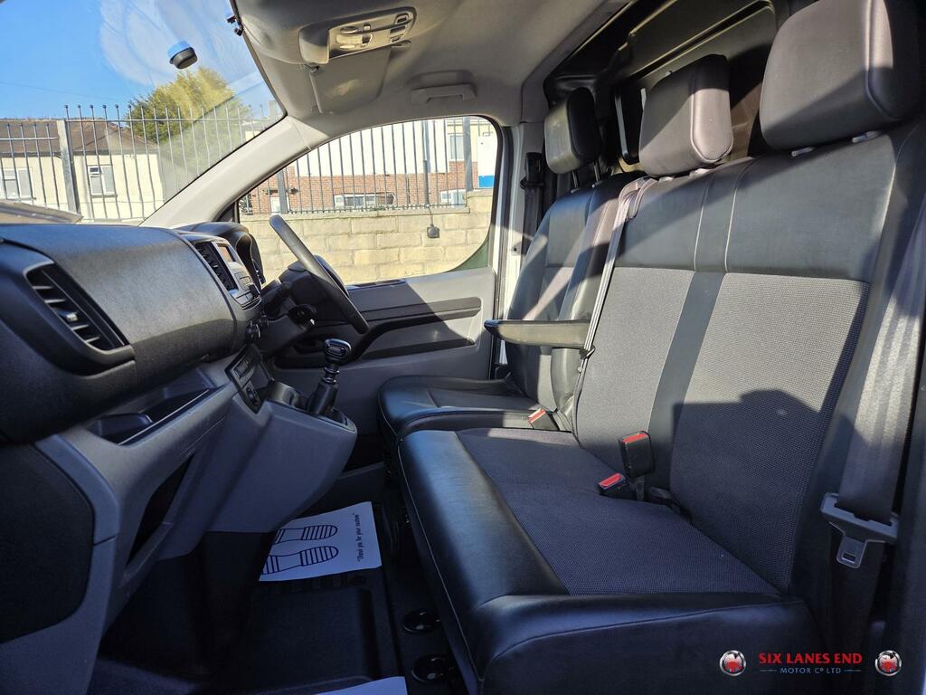 Vauxhall Vivaro Edition White #4