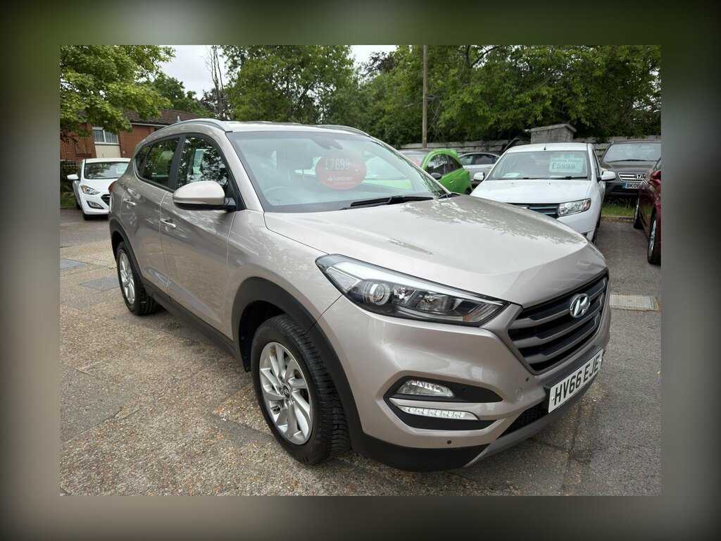 Hyundai Tucson 1.7 Crdi Blue Drive Se Nav Euro 6 Ss HV66EJE White #3