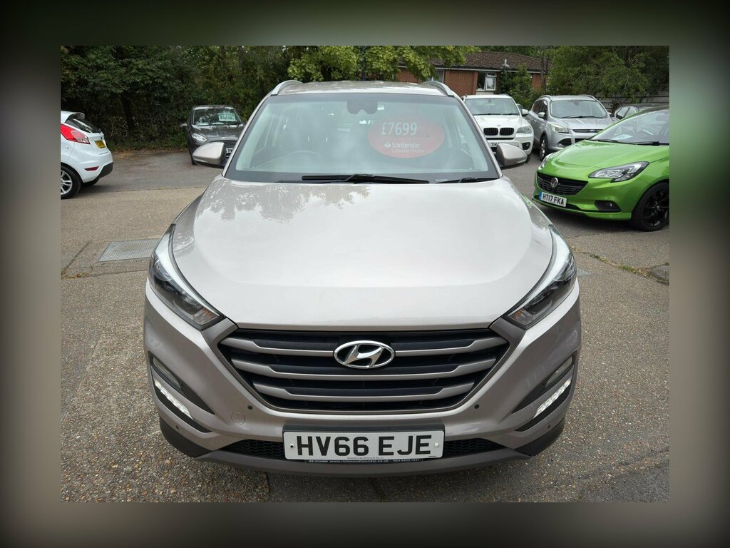 Hyundai Tucson 1.7 Crdi Blue Drive Se Nav Euro 6 Ss HV66EJE White #2