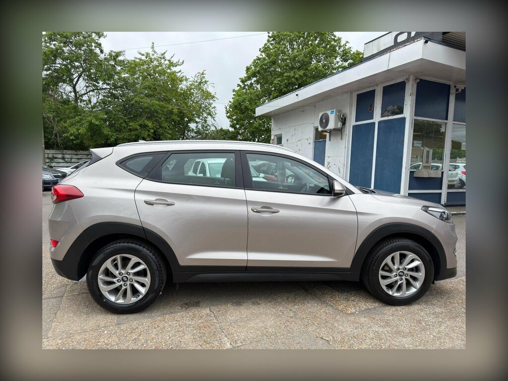 Hyundai Tucson 1.7 Crdi Blue Drive Se Nav Euro 6 Ss HV66EJE White #4