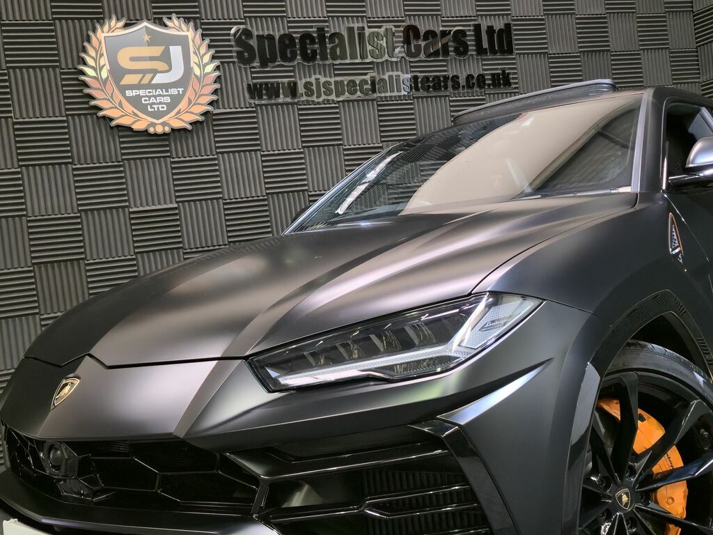 Lamborghini Urus Estate Black #6