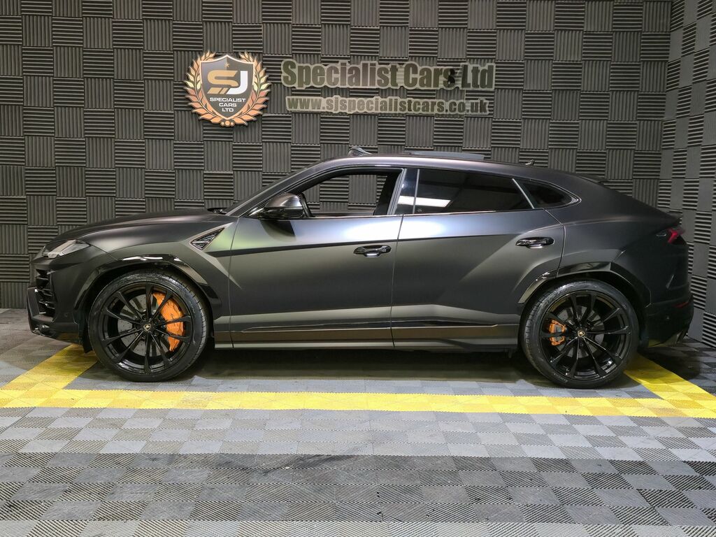 Lamborghini Urus Estate Black #5