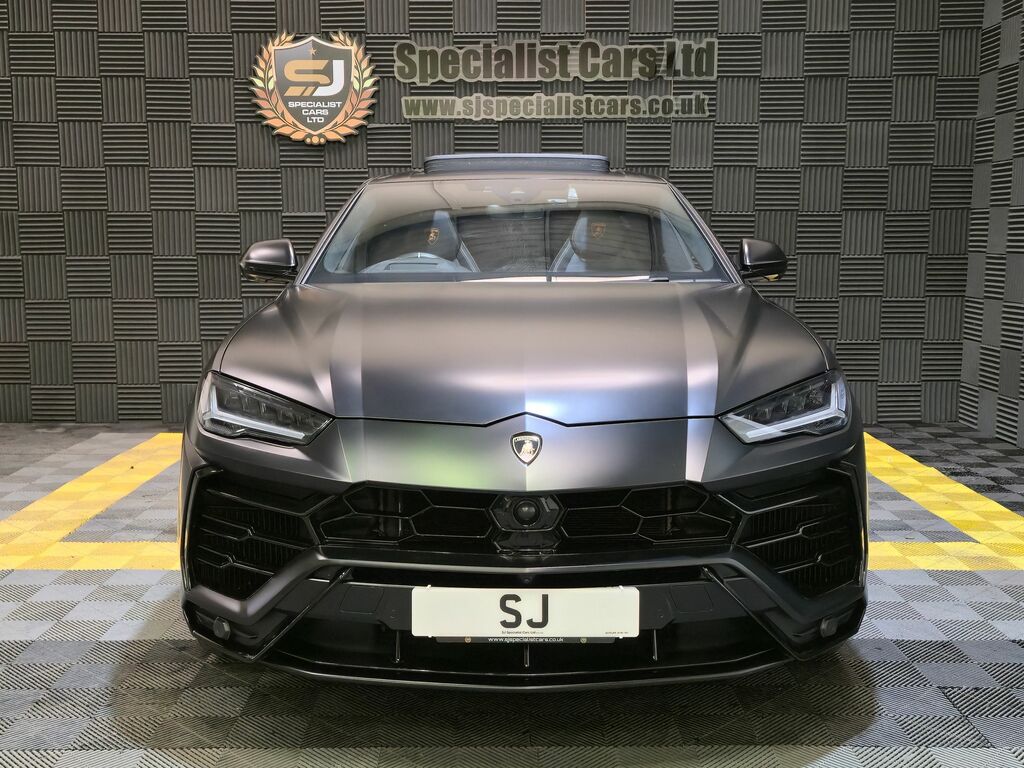 Lamborghini Urus Estate Black #4