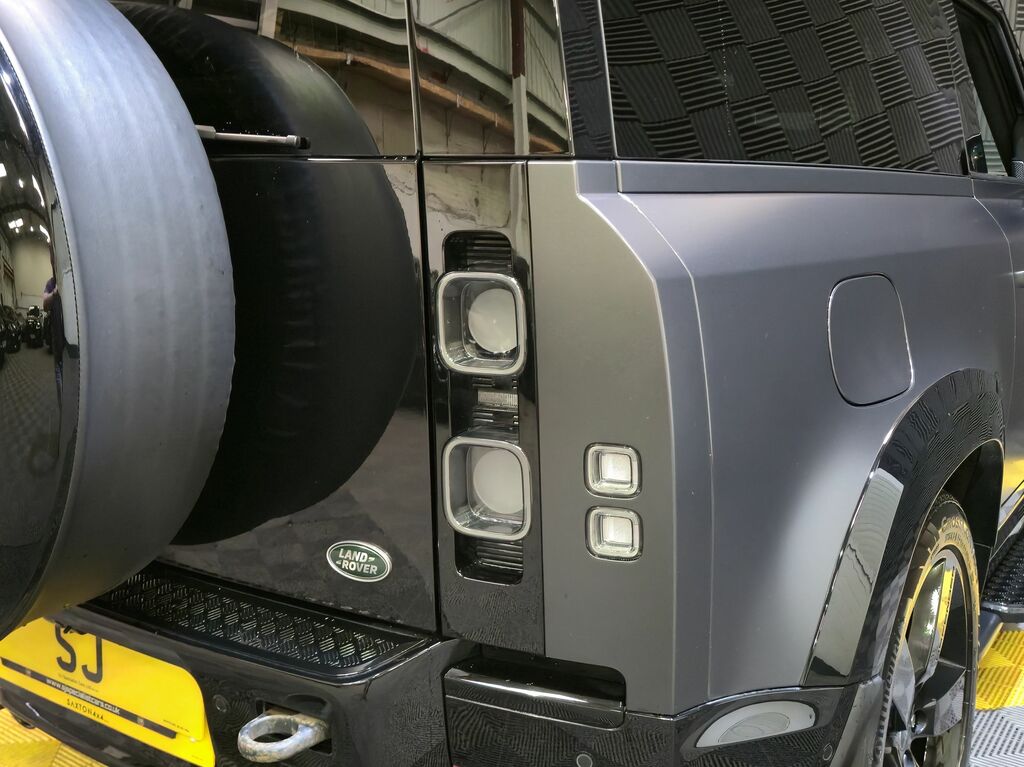 Land Rover Defender 90 X-dynamic Se Black #26